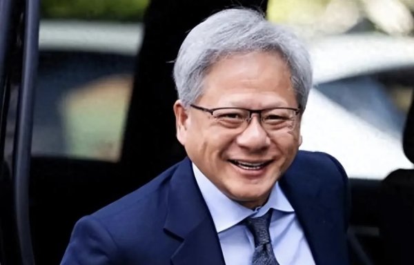 正规股票配资官网入口 黄仁勋最新发声：希望特朗普政府修改与美国出口AI技术相关法规